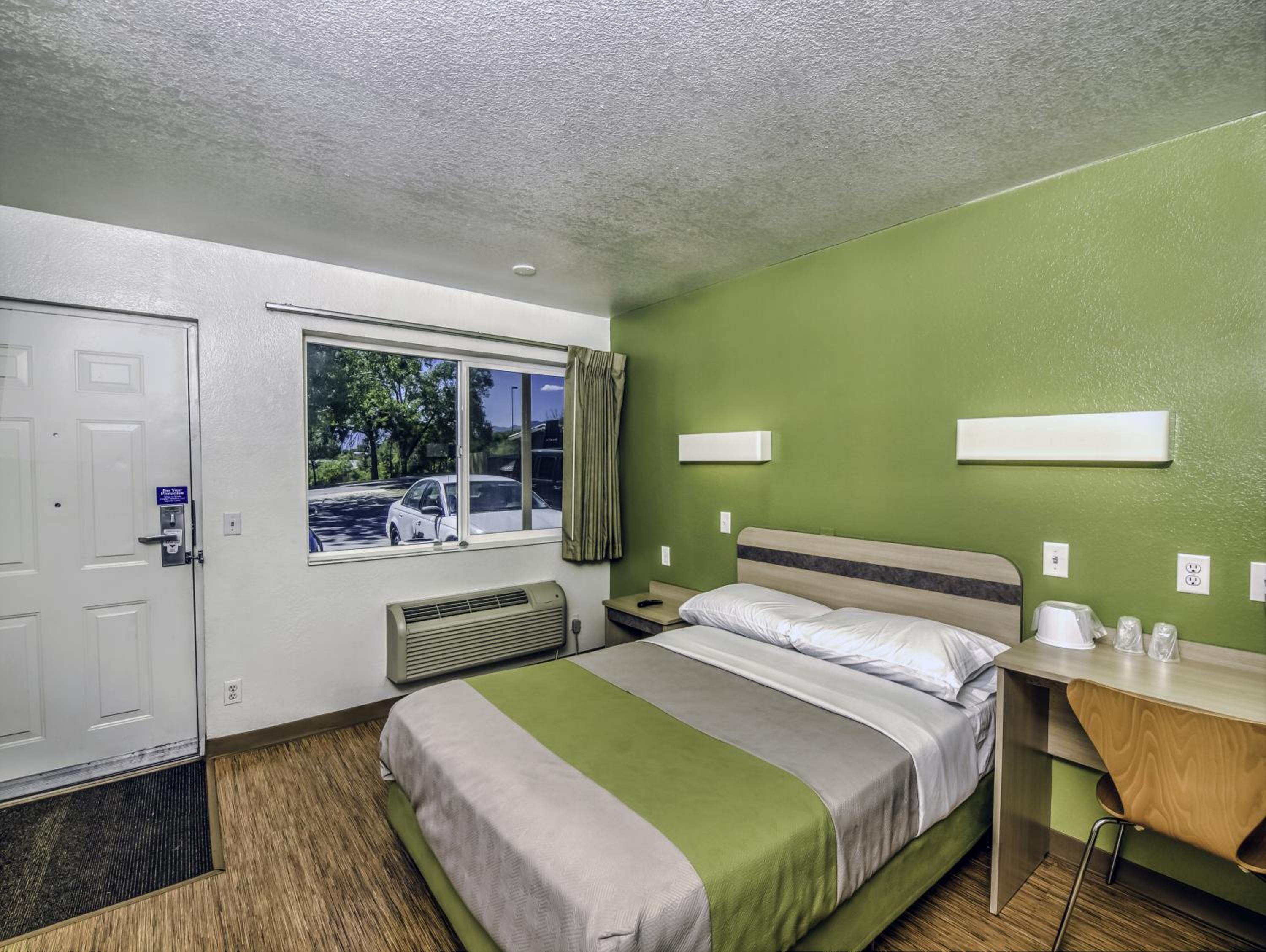1 Queen Bed - Non-Smoking, Micfridge