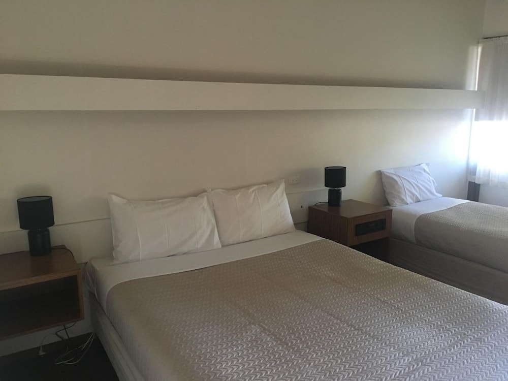 Tudor House Motor Inn 14/62