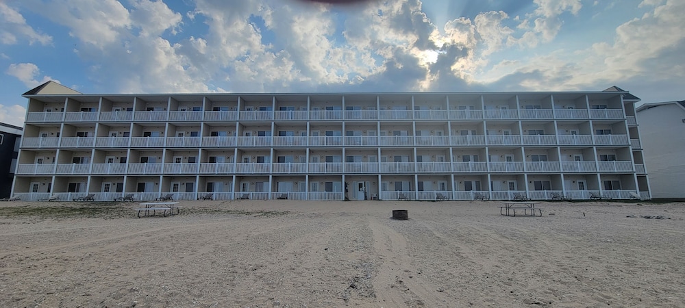 Mackinaw Beach & Bay Inn & Suites 3/51