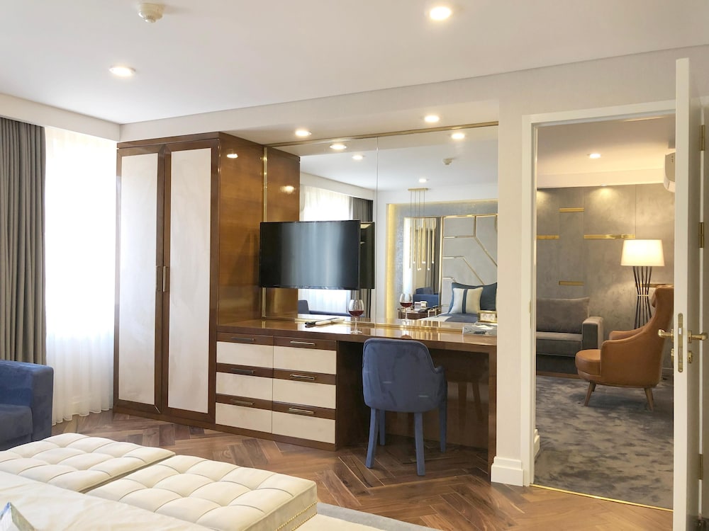 AHC Old City Hotel 66/70
