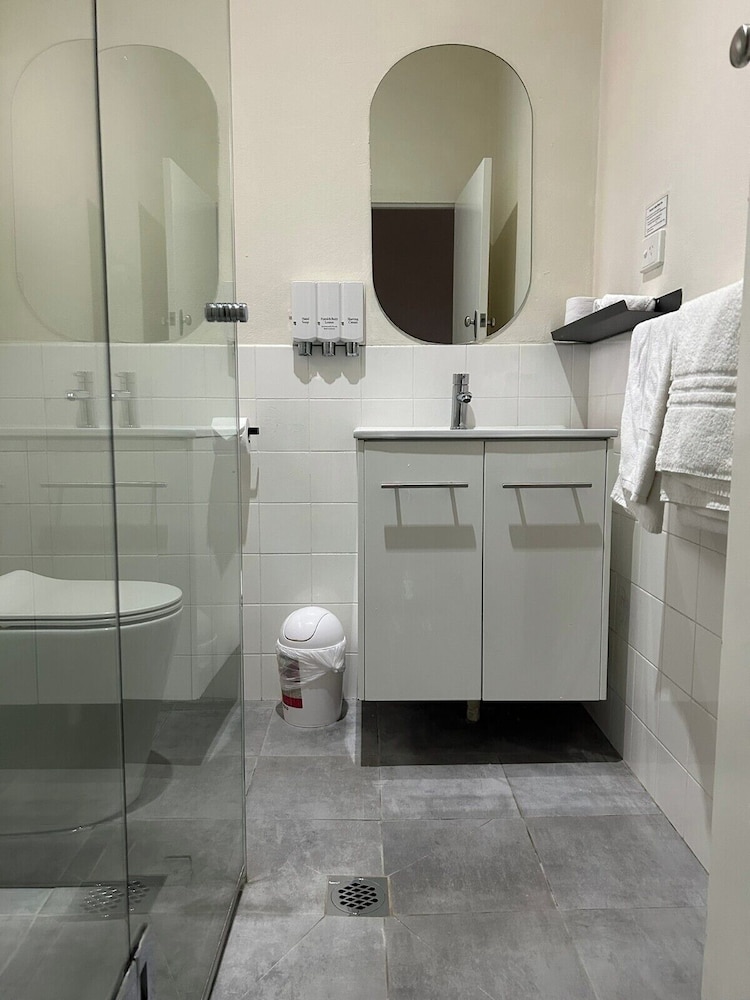 Country Lodge Motor Inn 46/50