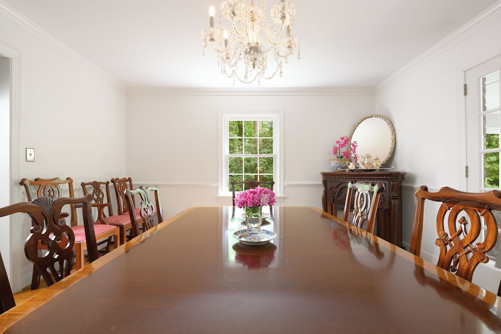 Colonial Gardens Bed & Breakfast 36/43