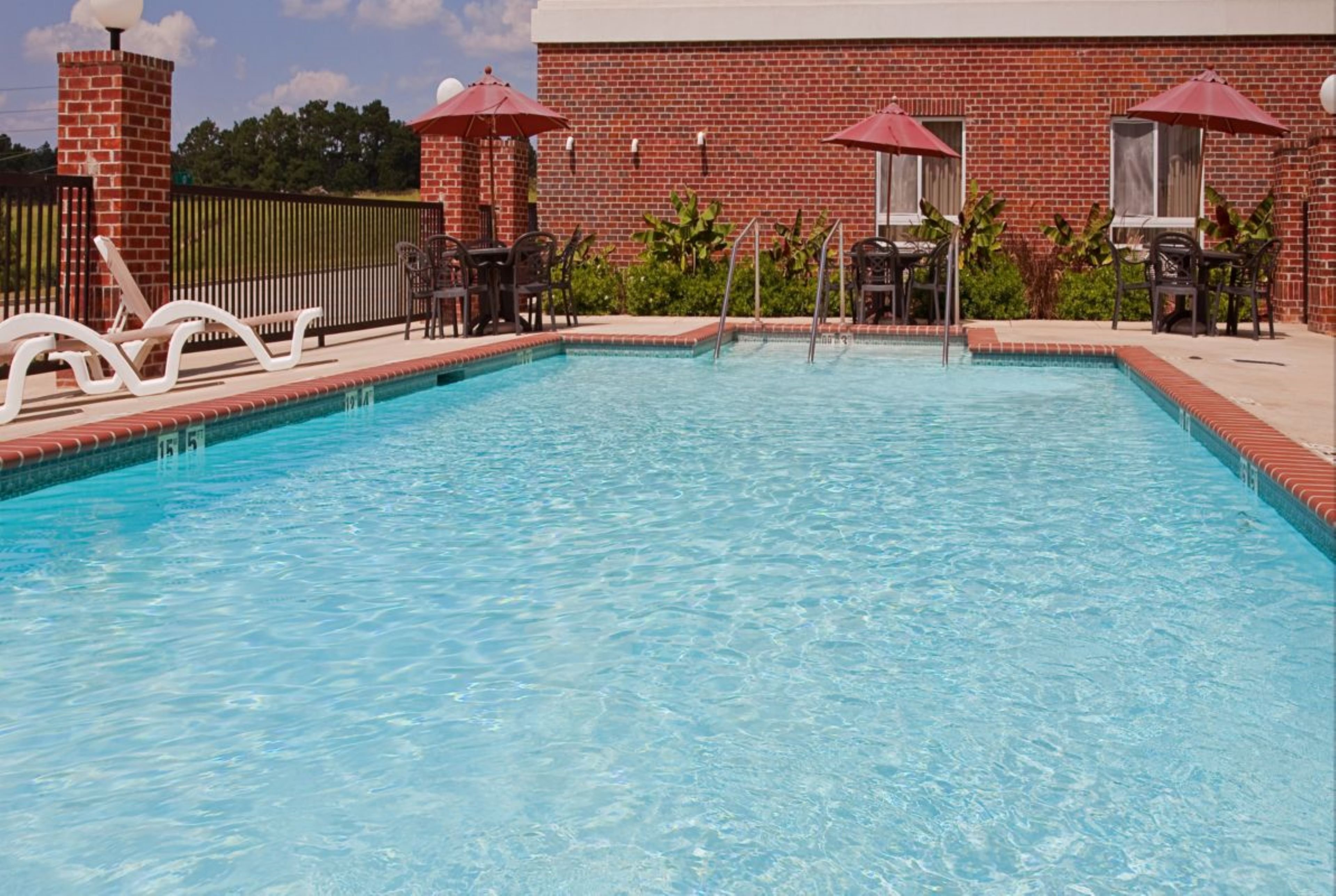 Holiday Inn Express and Suites Lucedale Hotel 44/76