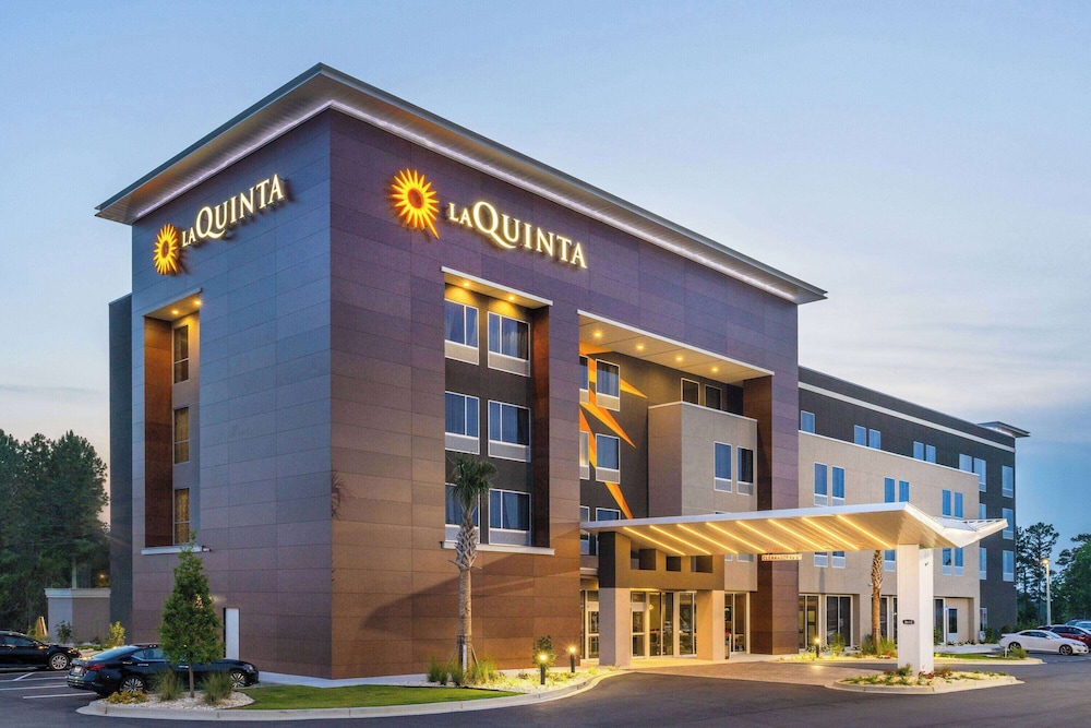 La Quinta Inn and Suites by Wyndham Valdosta 2/35