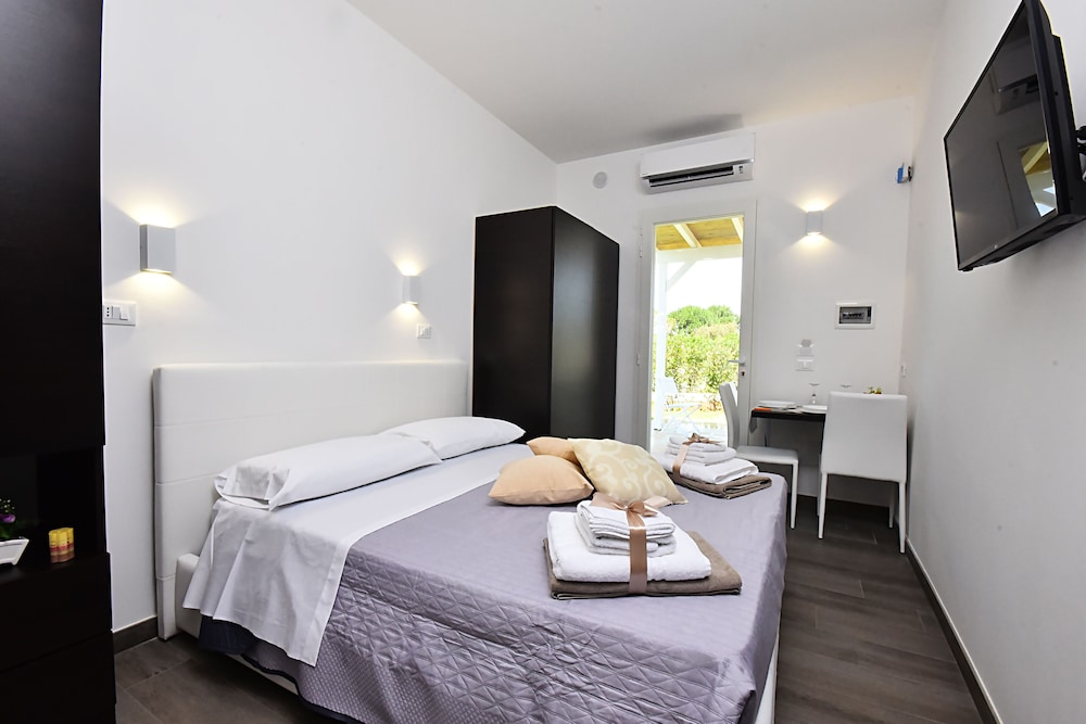 ROOM, DOUBLE BED