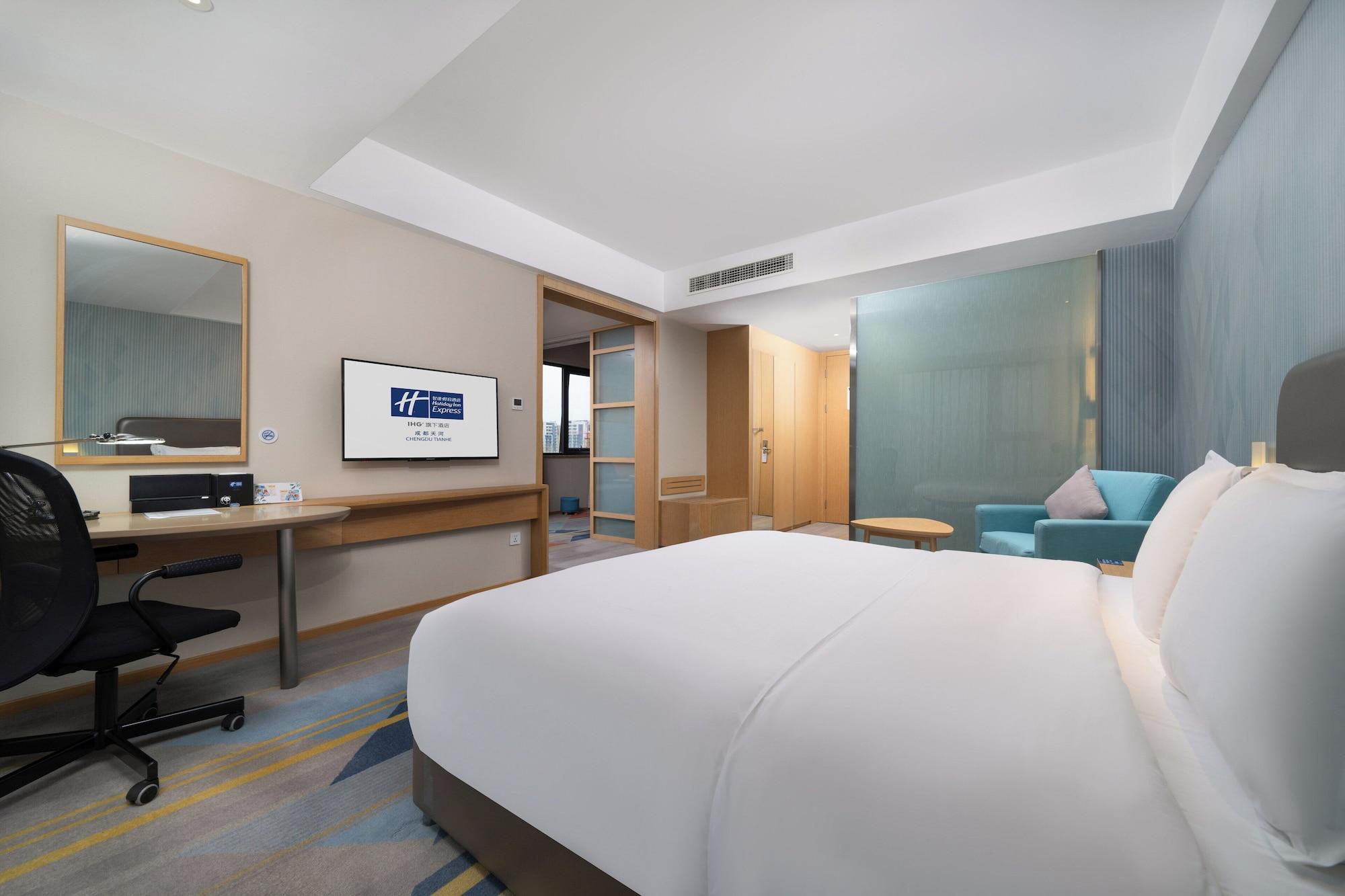 Suite, Multiple Beds, Living Area