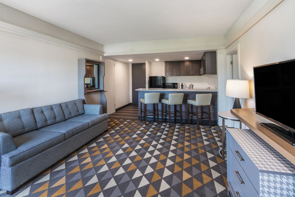 Holiday Inn Suites Pittsfield Berkshires 55/80
