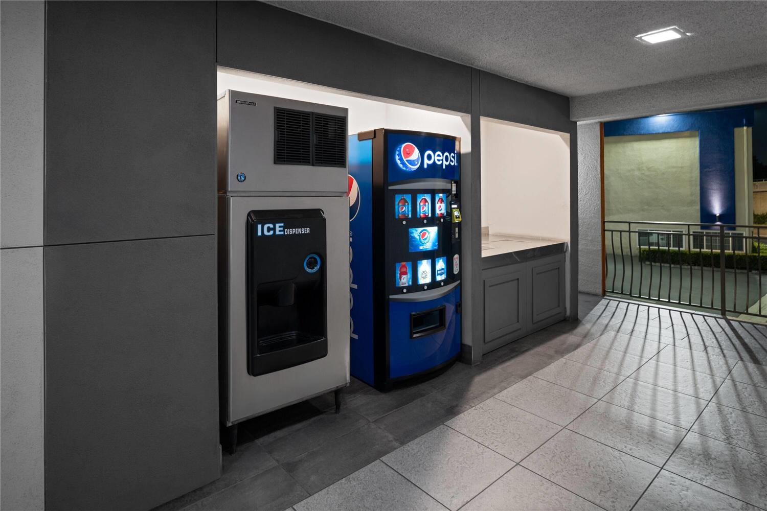 Travelodge Inn & Suites by Wyndham Anaheim on Disneyland Dr 25/31