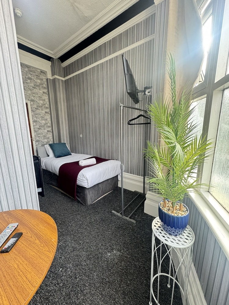 OYO Marine Parade Hotel Eastbourne Pier 32/60