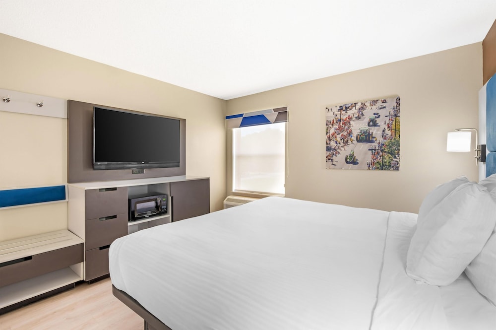 غرفة قياسية بسرير كينج مع أريكة، Best Western Forsyth - Decatur 3/6