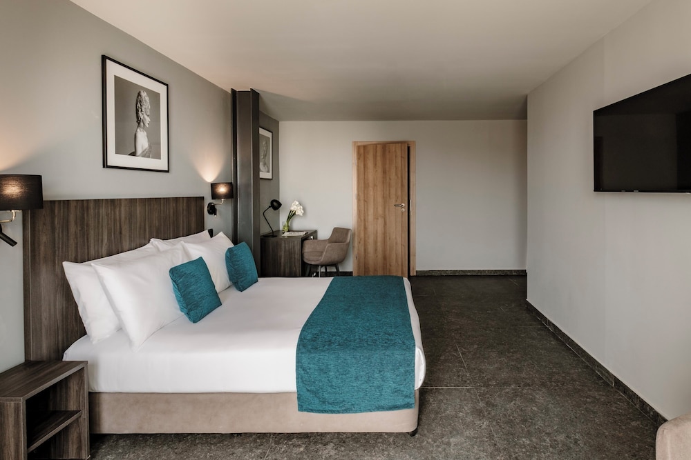 FAMILY, DOUBLE OR TWIN BED