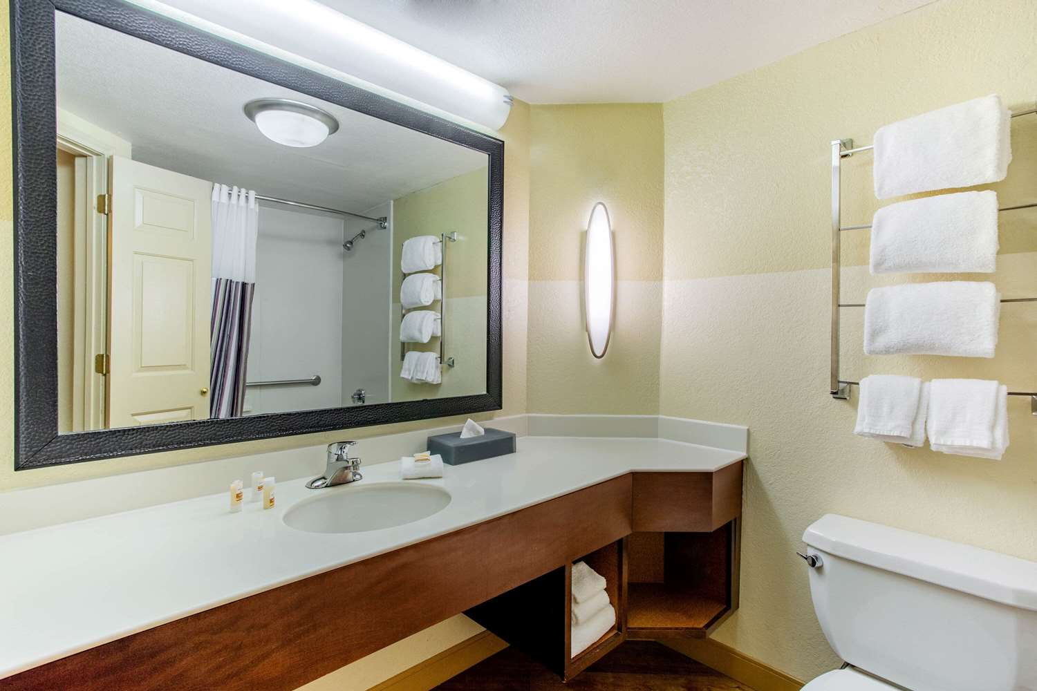 La Quinta Inn Suites Raleigh Crabtree 47/49