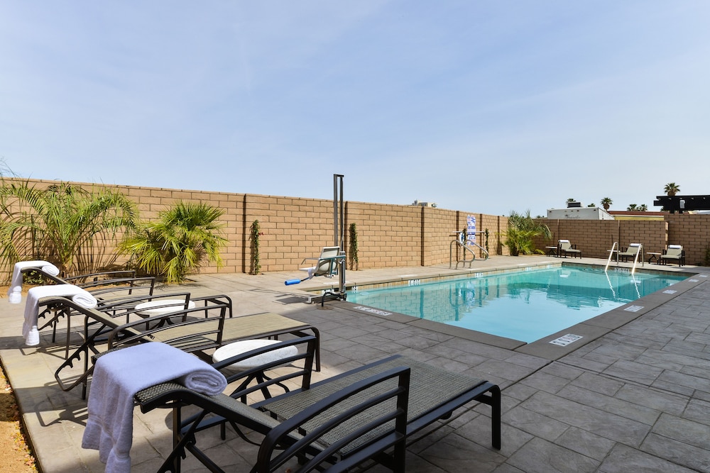 Holiday Inn Express Hotel & Suites Indio - Coachella Valley 72/78