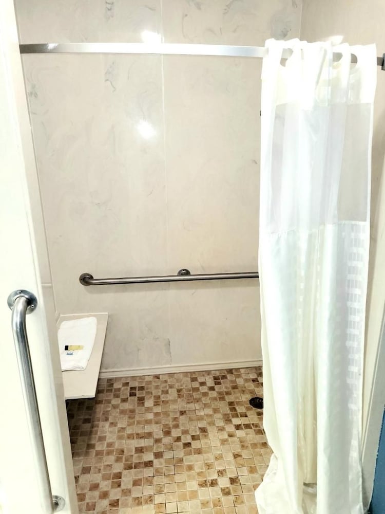 Best Price Motel & Suites 39/56
