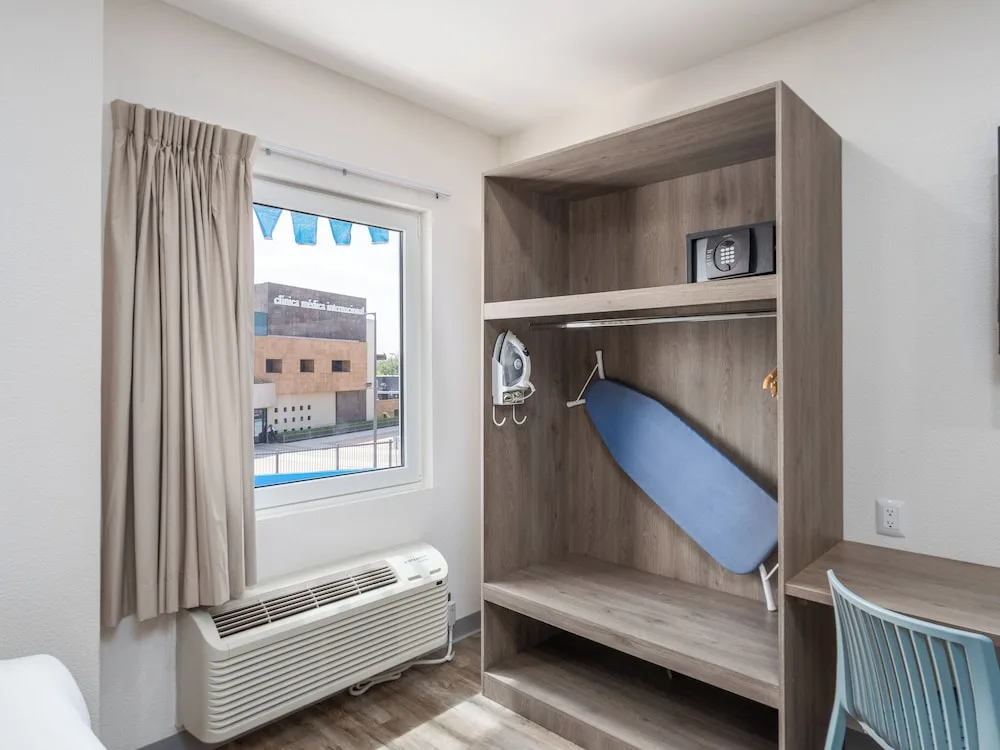 Hotel Mesaluna Short and Long Stay 12/74