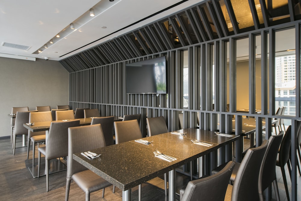 Louis Kienne Serviced Residences 55/65