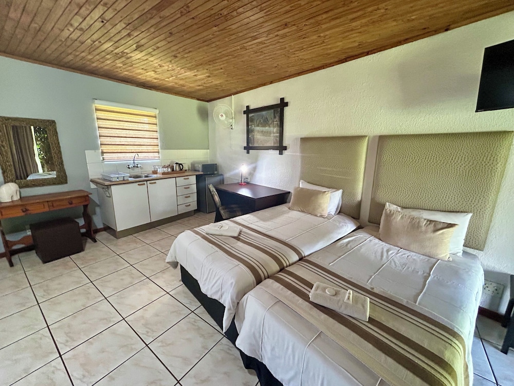 4 Rooms, Family, Queen and Twin Beds