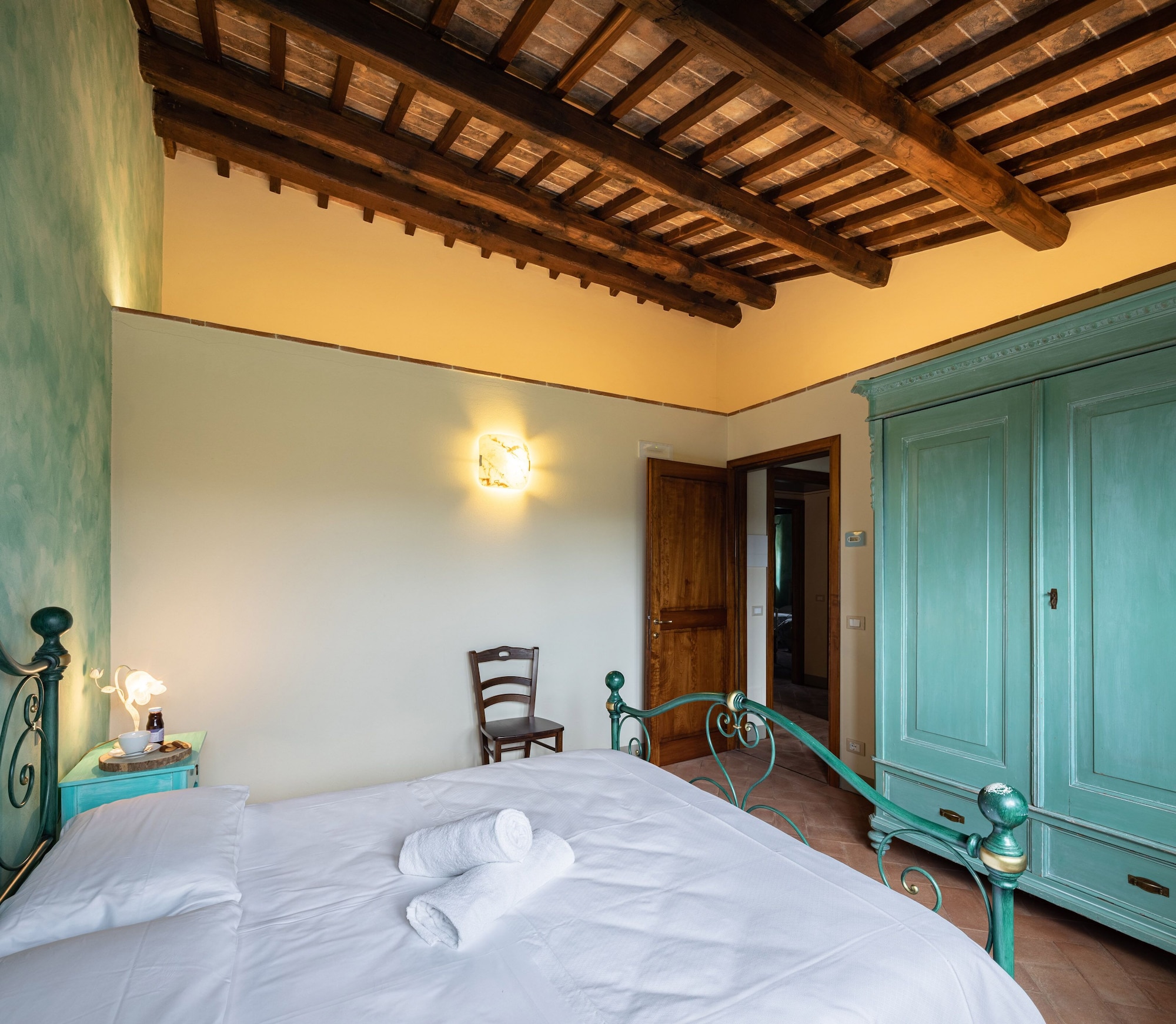 CLASSIC, QUEEN BED, PRIVATE BATHROOM