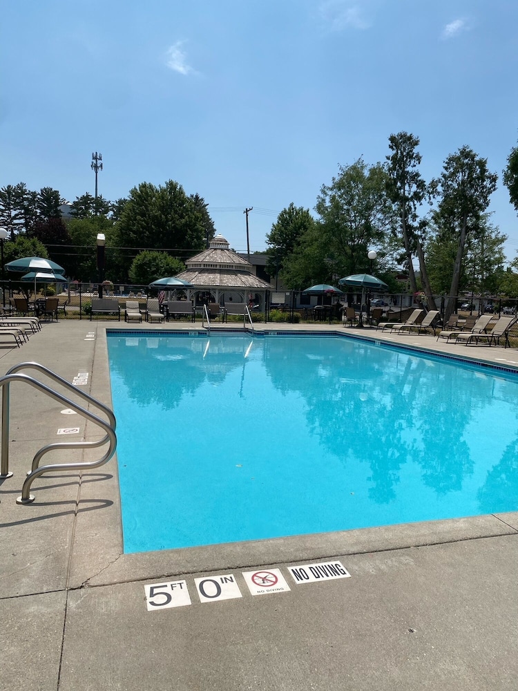 Amber s Inn & Suites 47/71