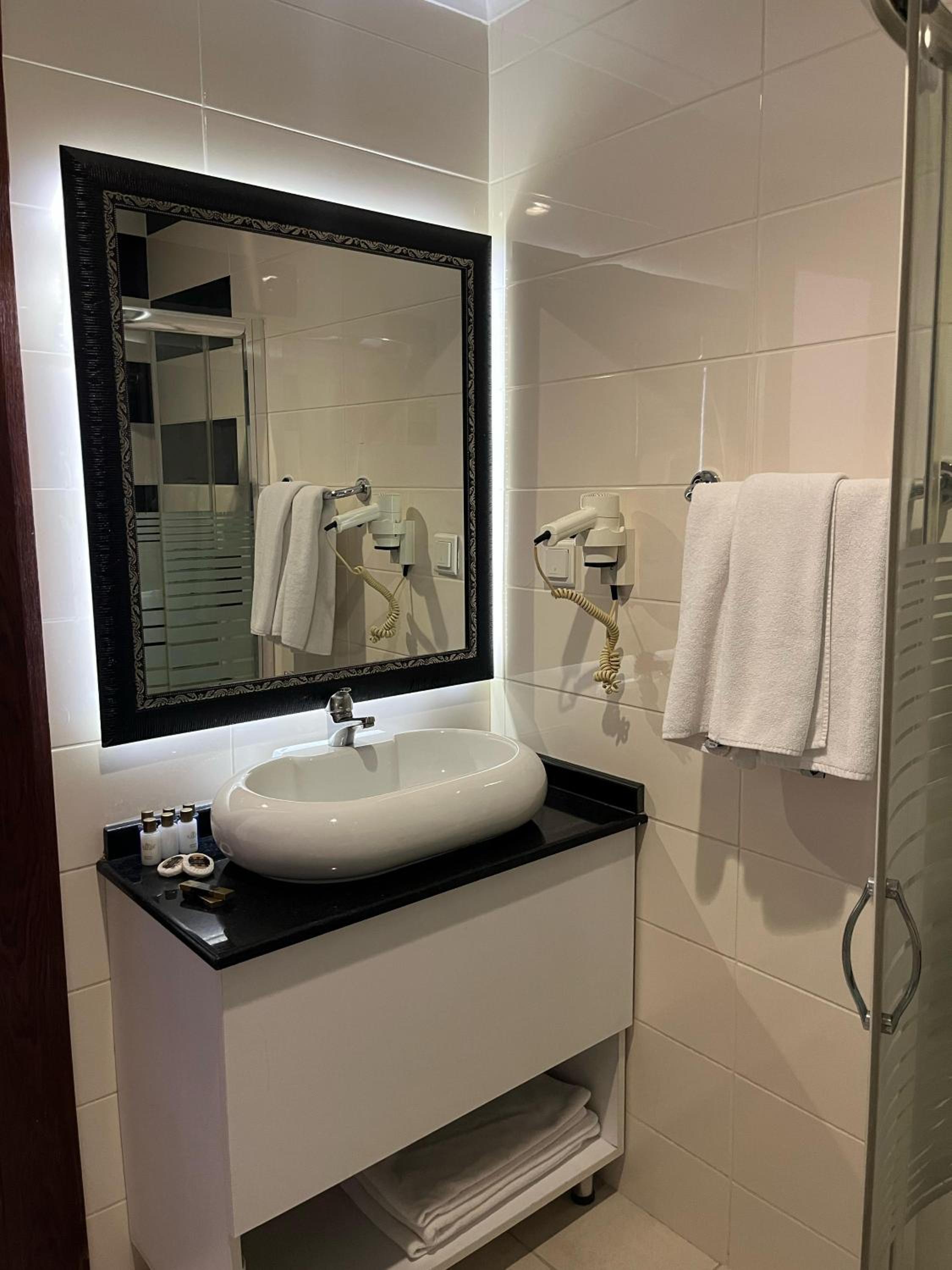 غرفة ثلاثية، ASRIN BUSINESS HOTEL 9/10