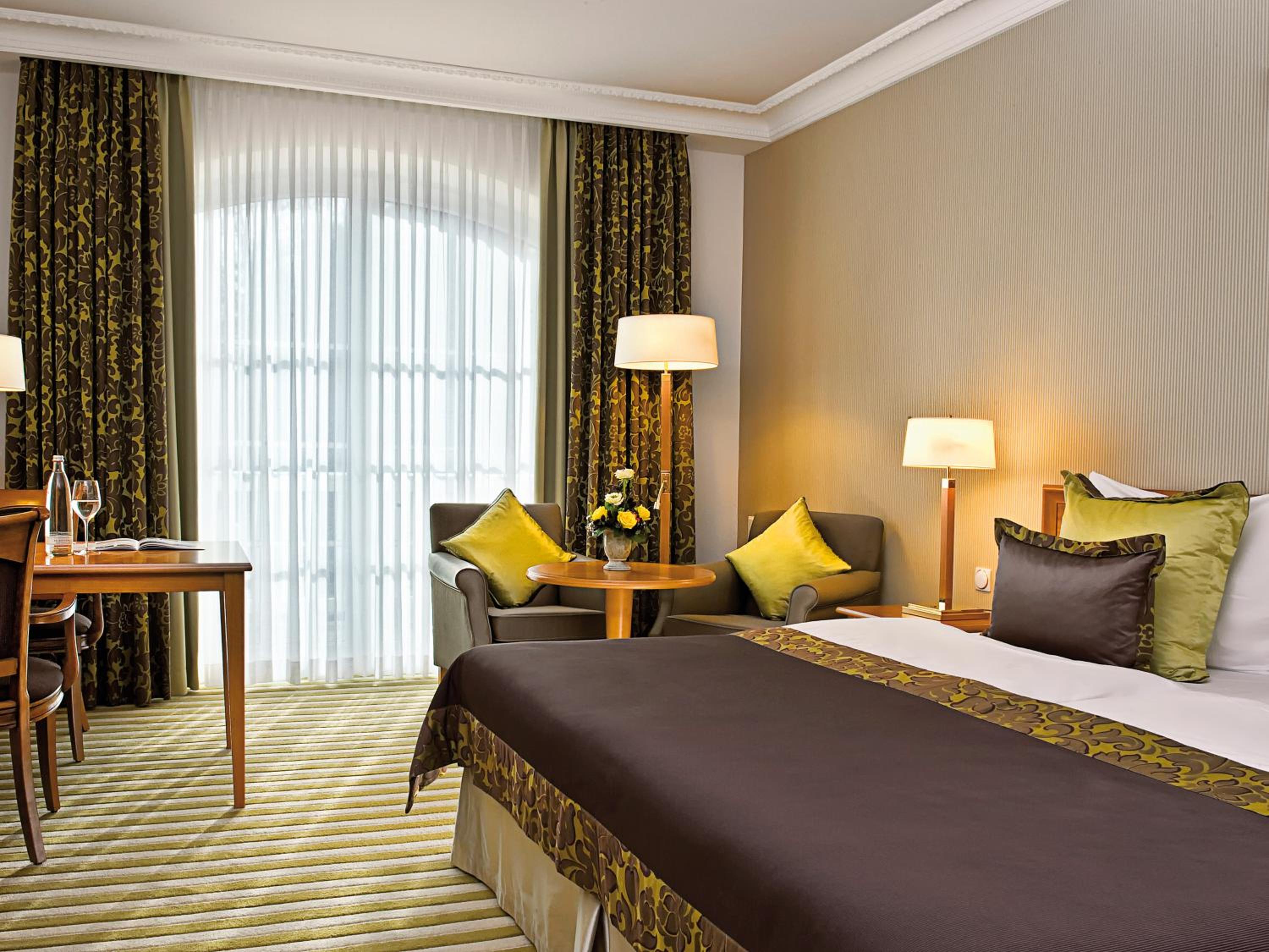 Deluxe, Double Bed, Lateral Side Sea View
