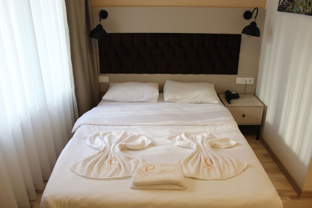 Lola Hotel 10/44