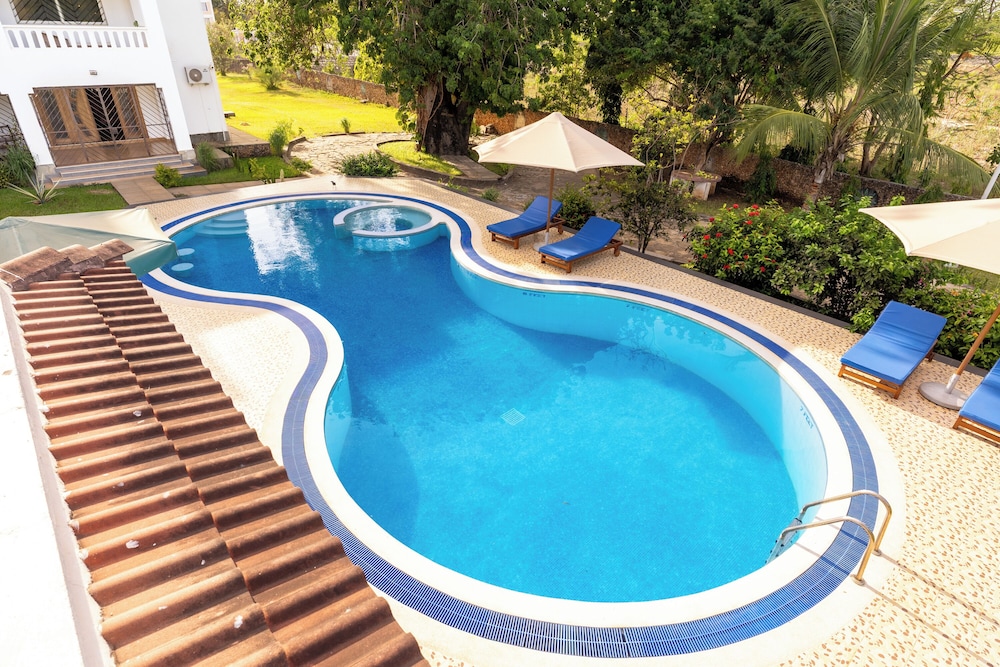 Queens Chateau Boutique Villa 37/50