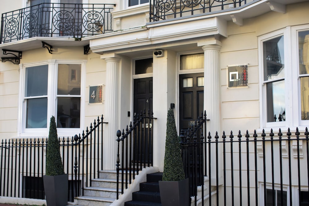 Square Townhouse 2/50