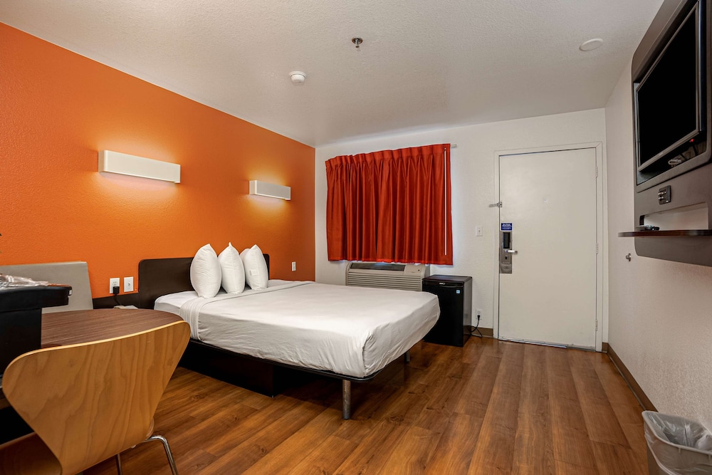 Motel6 Temecula, CA - Historic Old Town 33/62
