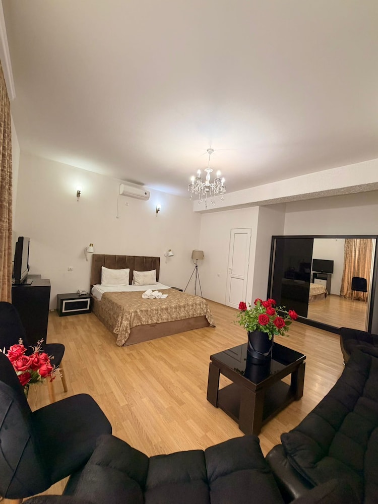 Qeroli Hotel 29/50