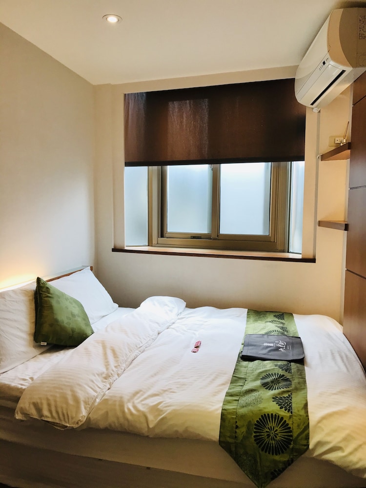 COMFORT, TWIN BEDS, STREET VIEW