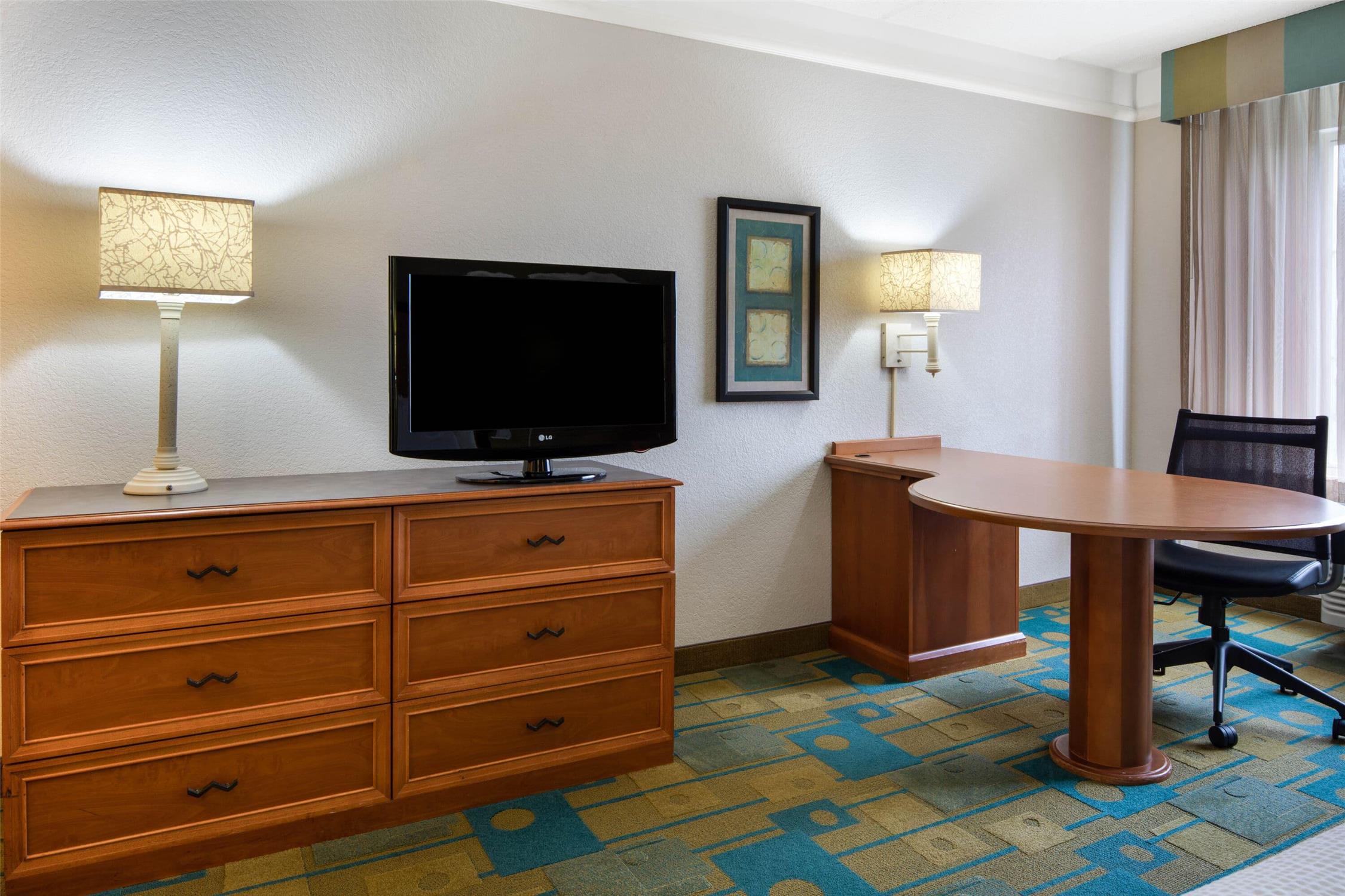 La Quinta Inn and Suites by Wyndham Greenville Haywood 57/68