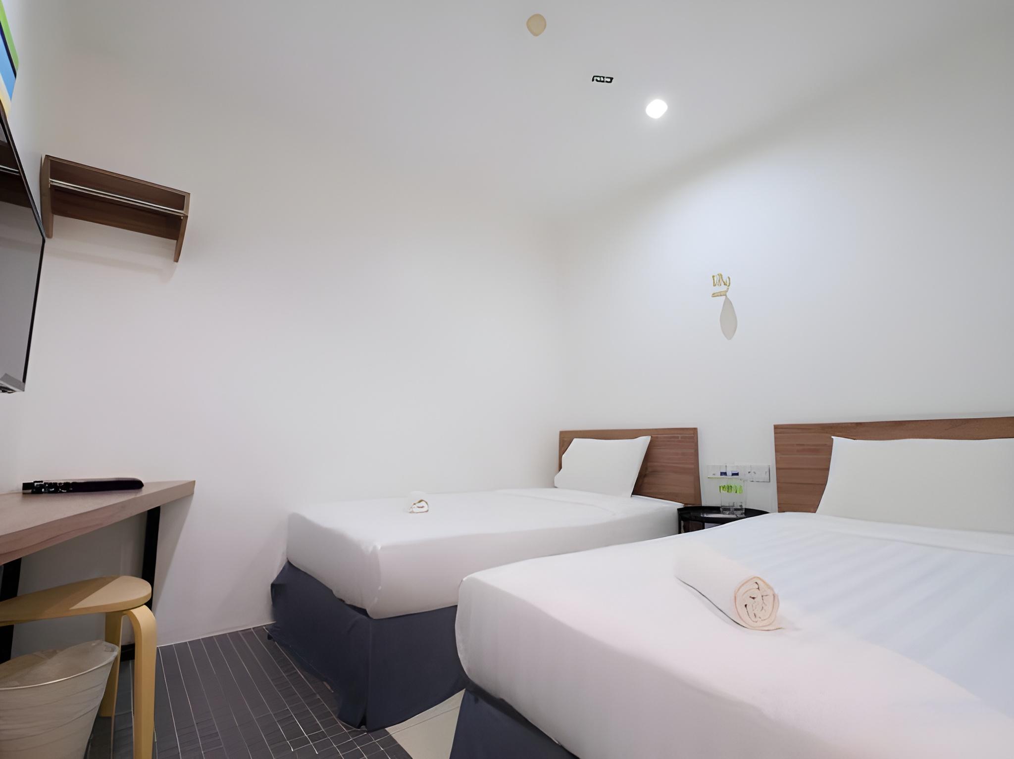 Standard, Twin Beds, No Window