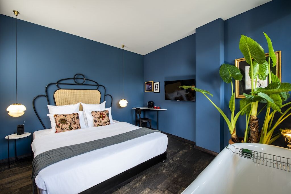 ROMANTIC, SUITE, KING BED, BATHTUB