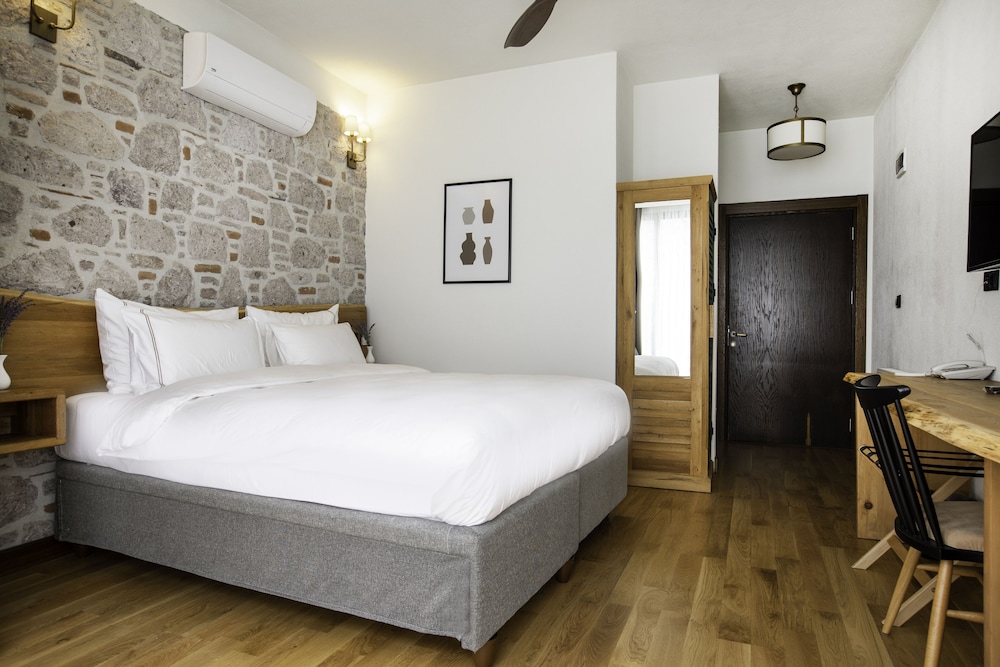 Marlo Ayvalik +12 Adult Only 13/50