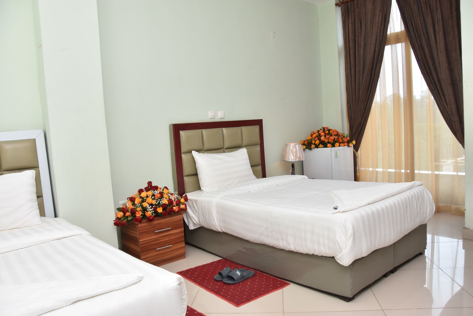 ROOM, TWIN BEDS