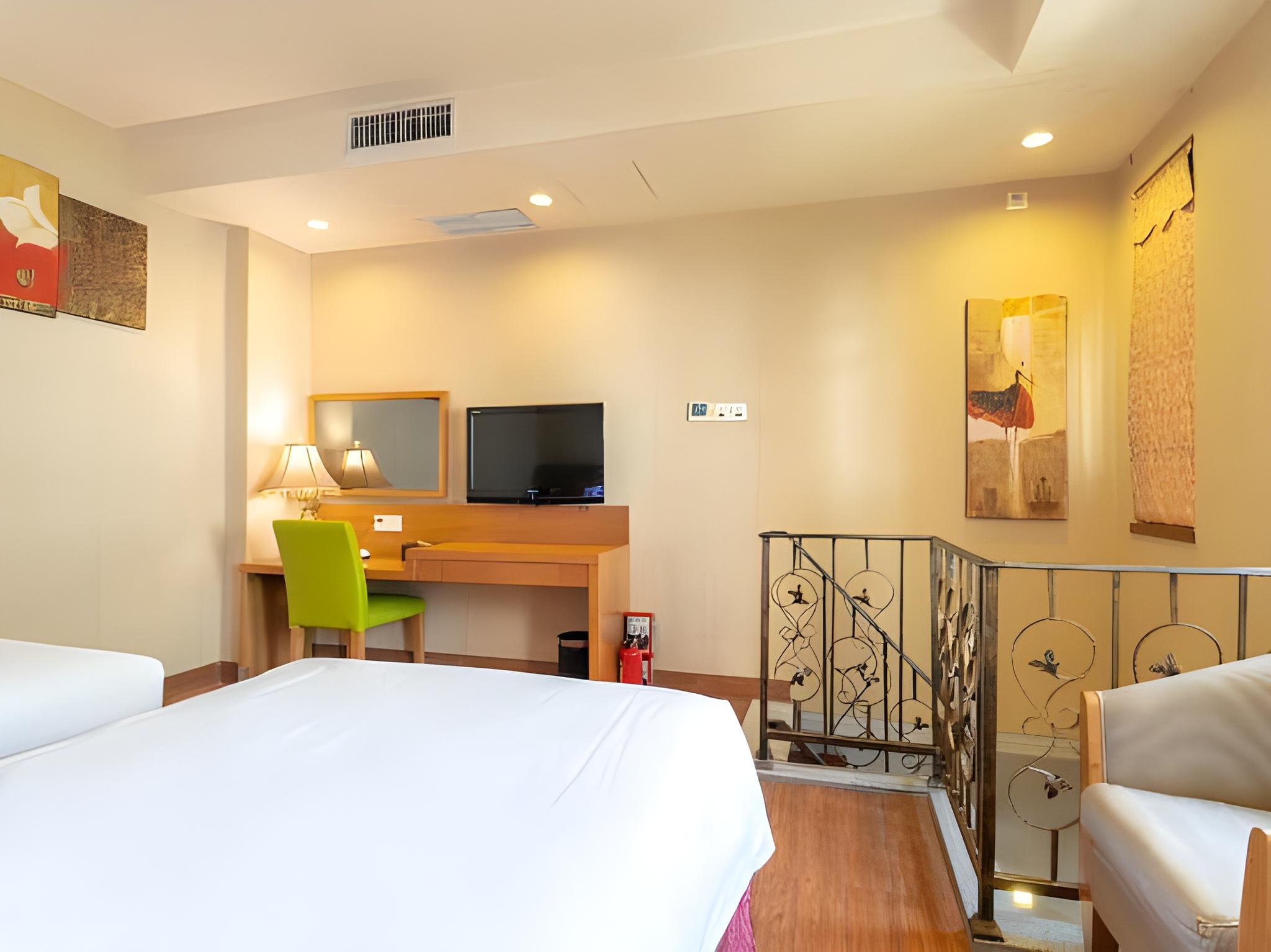 DELUXE TWIN BED SUITE WITH GARDEN VIEW