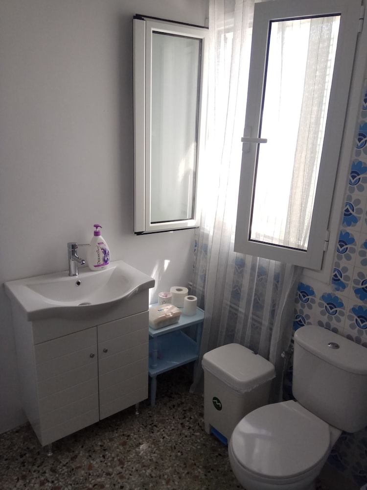 Grandma Vasiliki Rooms To Let 54/55
