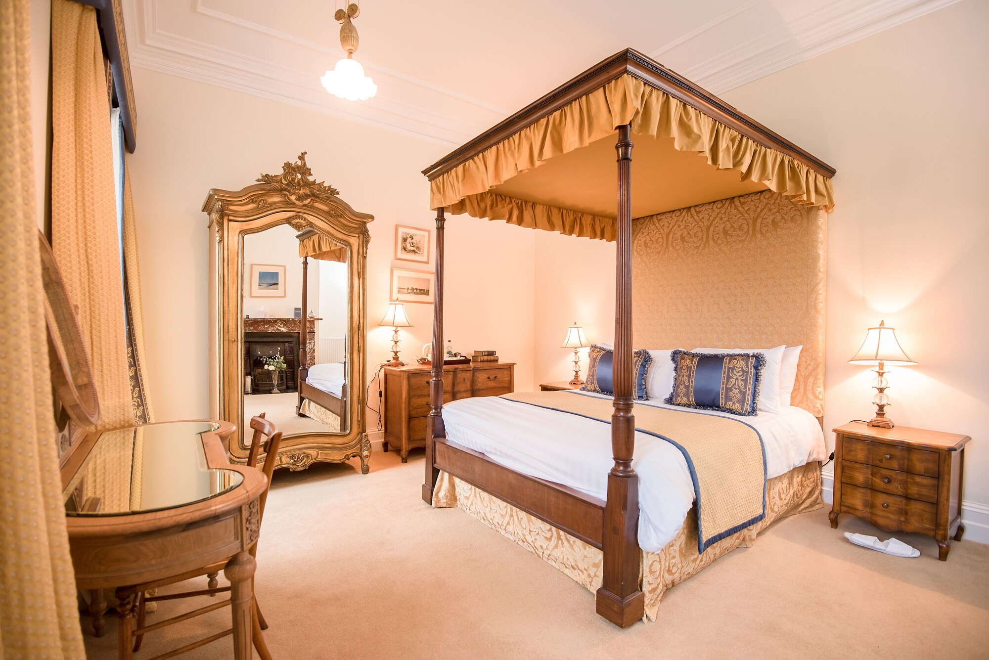 Romantic, Queen Bed