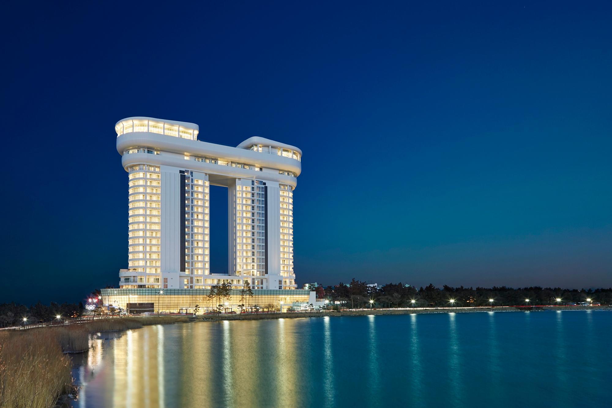 Ambassador, Suite, 1 Queen and 1 Single Bed, Lake View
