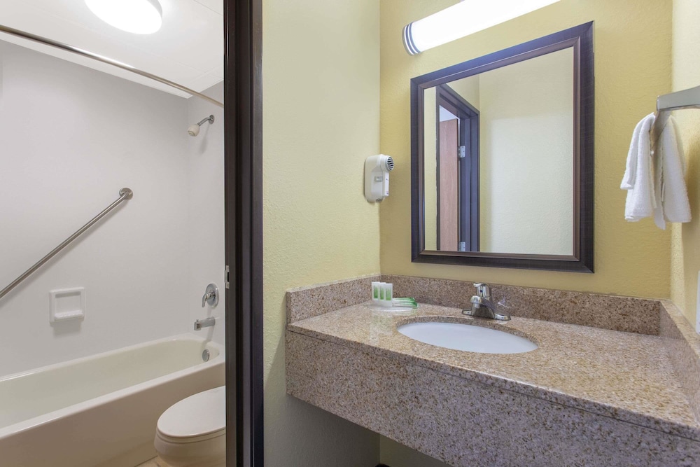 غرفة بسريرين مزدوجين، Americinn By Wyndham West Bend 2/5