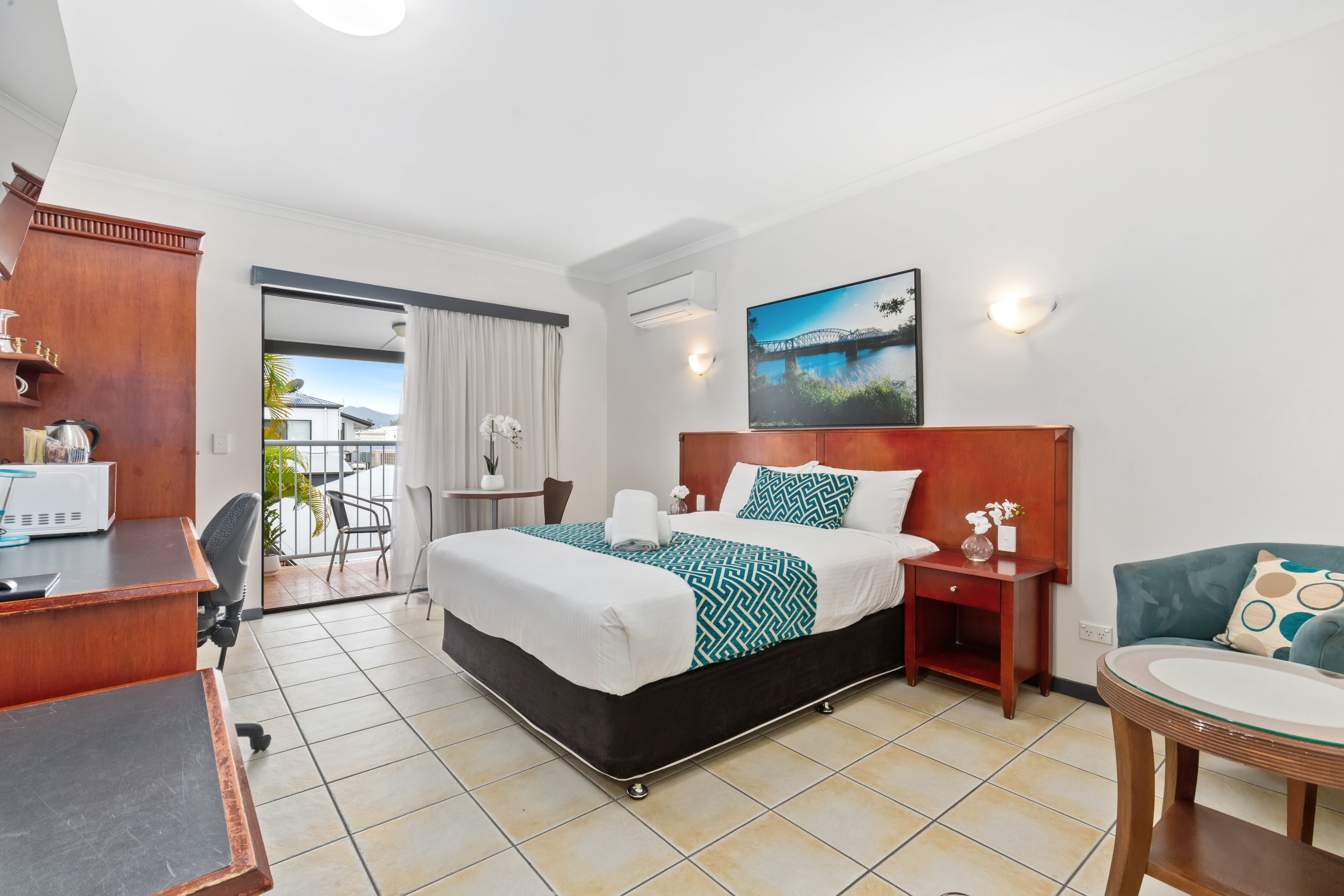 EXECUTIVE, QUEEN BED
