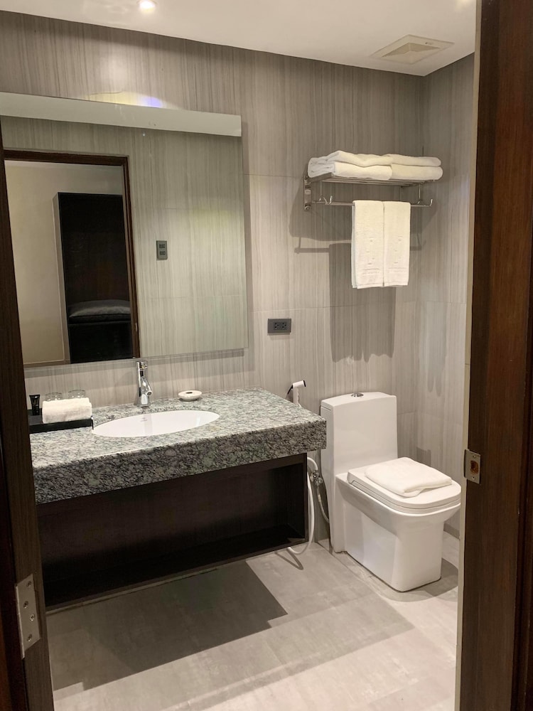 J7 Hotel Plaza 32/33