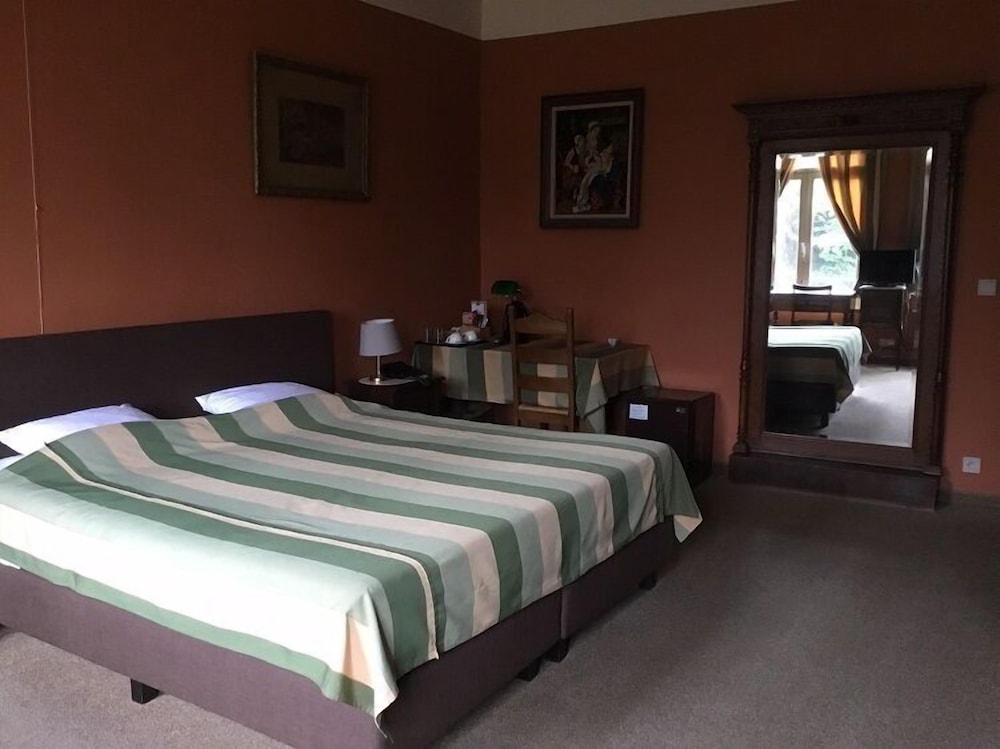 Erasmus Hotel 7/35