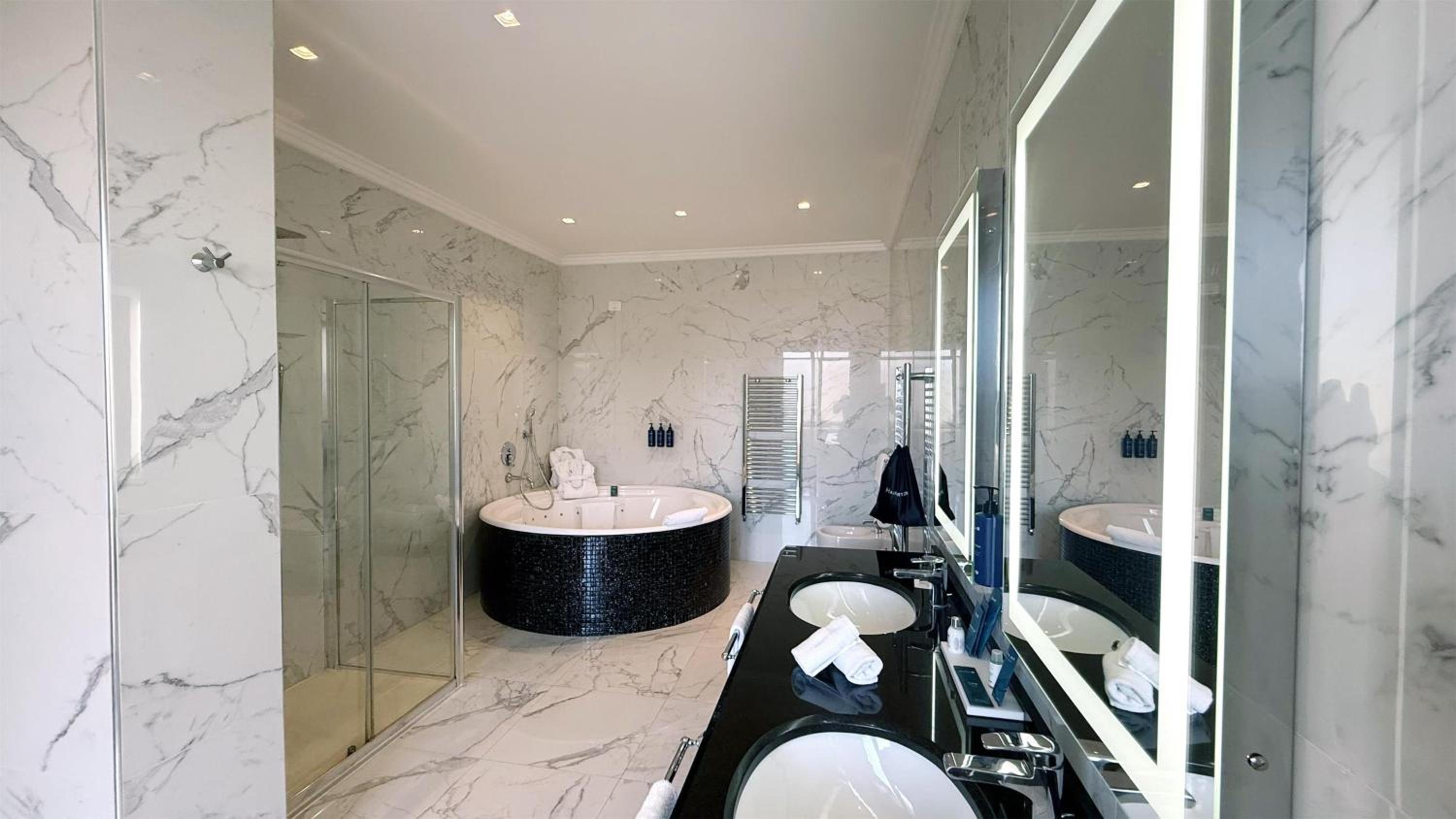 Presidential, Suite, King Bed, Square View, Terrace، Radisson Blu Ghr Hotel Rome 6/7