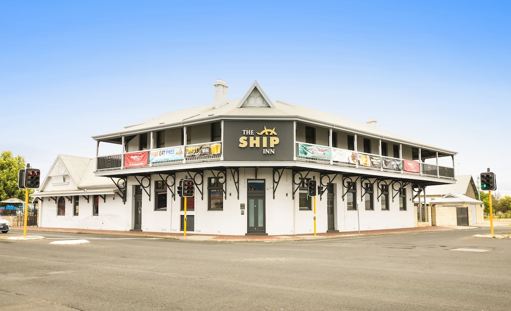 Nightcap at the Ship Inn (ex The Royal Palms Resort) 6/66