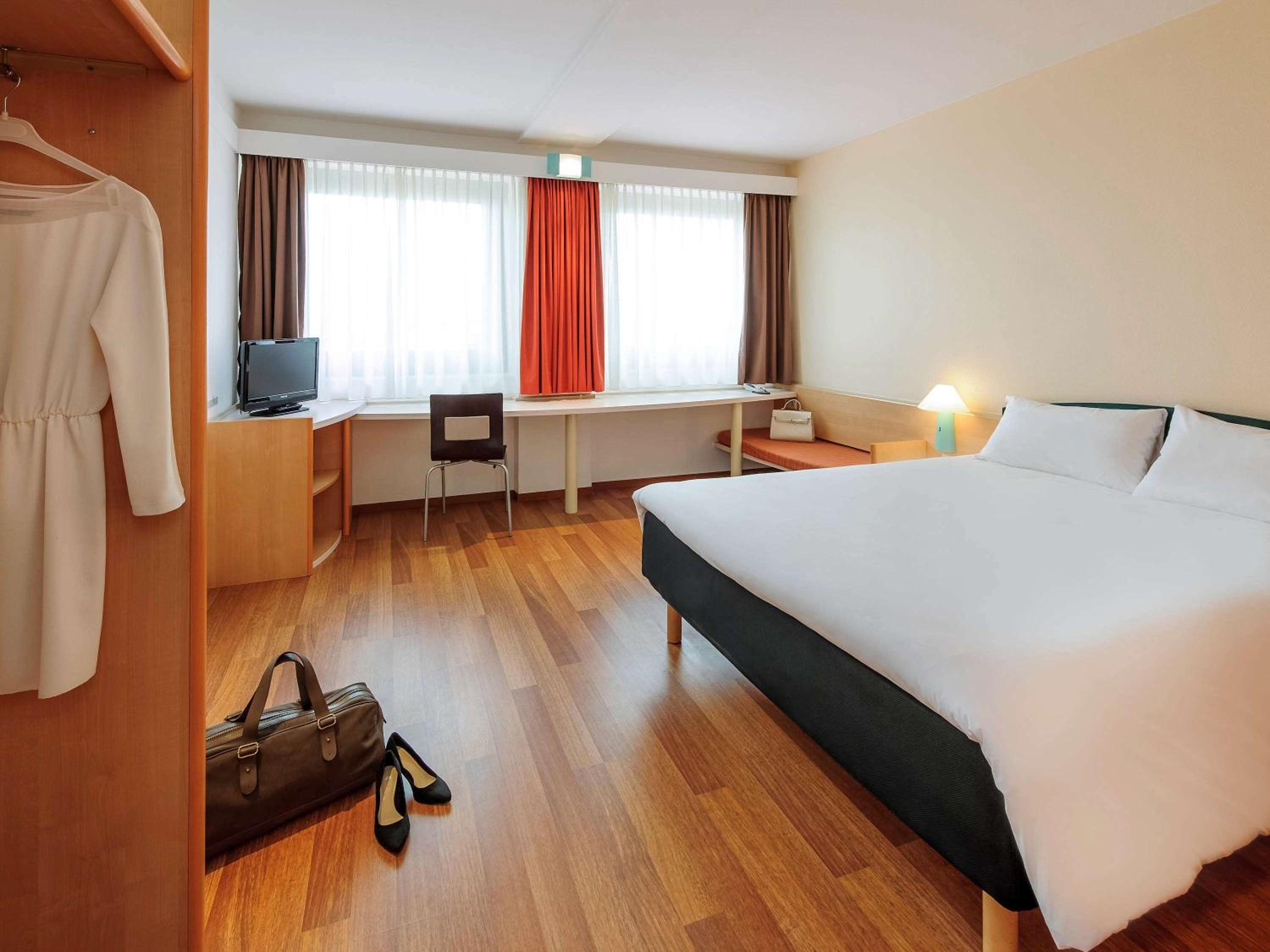 ROOM, DOUBLE BED