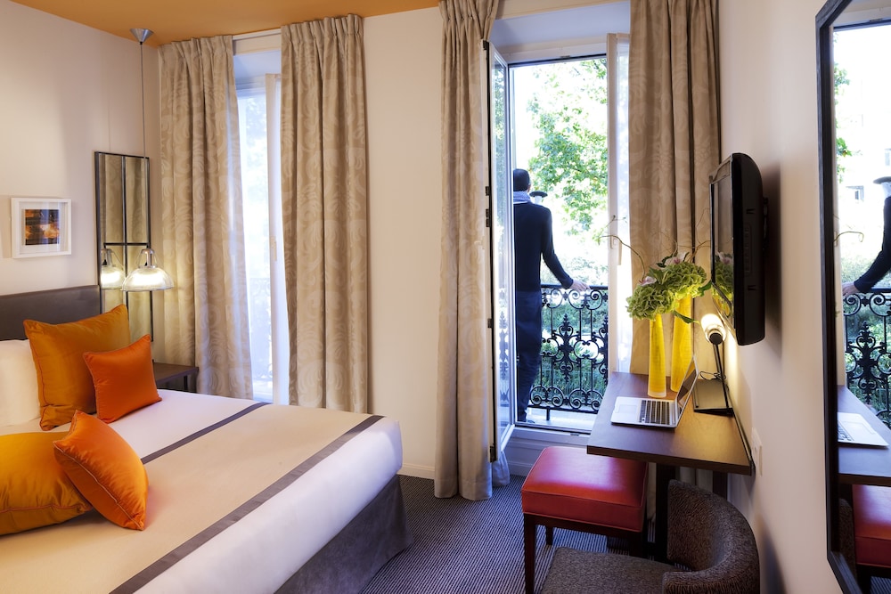 ROOM, DOUBLE BED