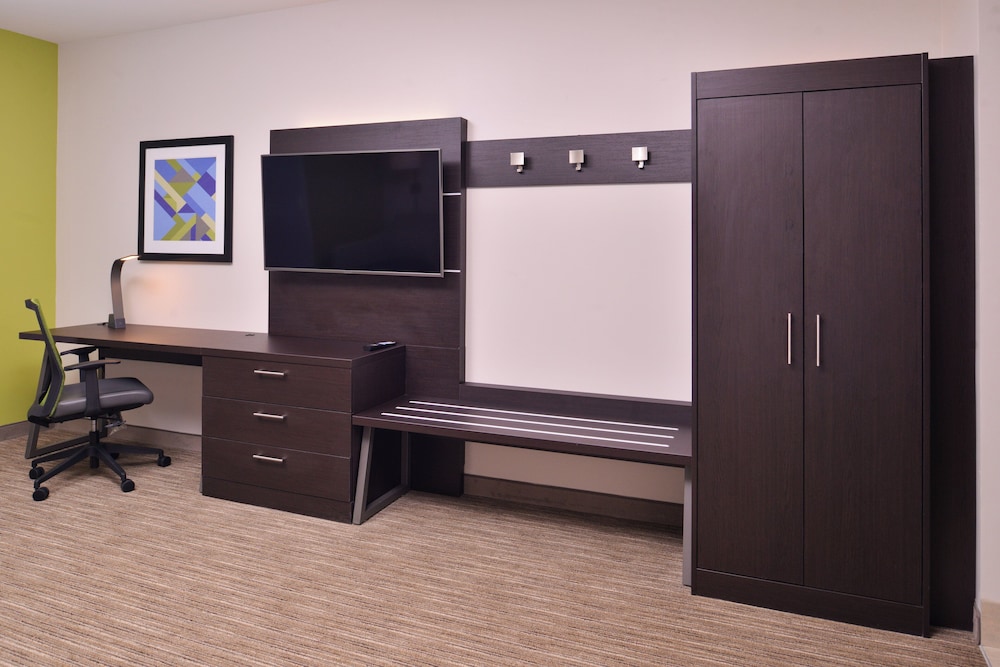 Holiday Inn Express and Suites - Mall of America - MSP Airport 57/68
