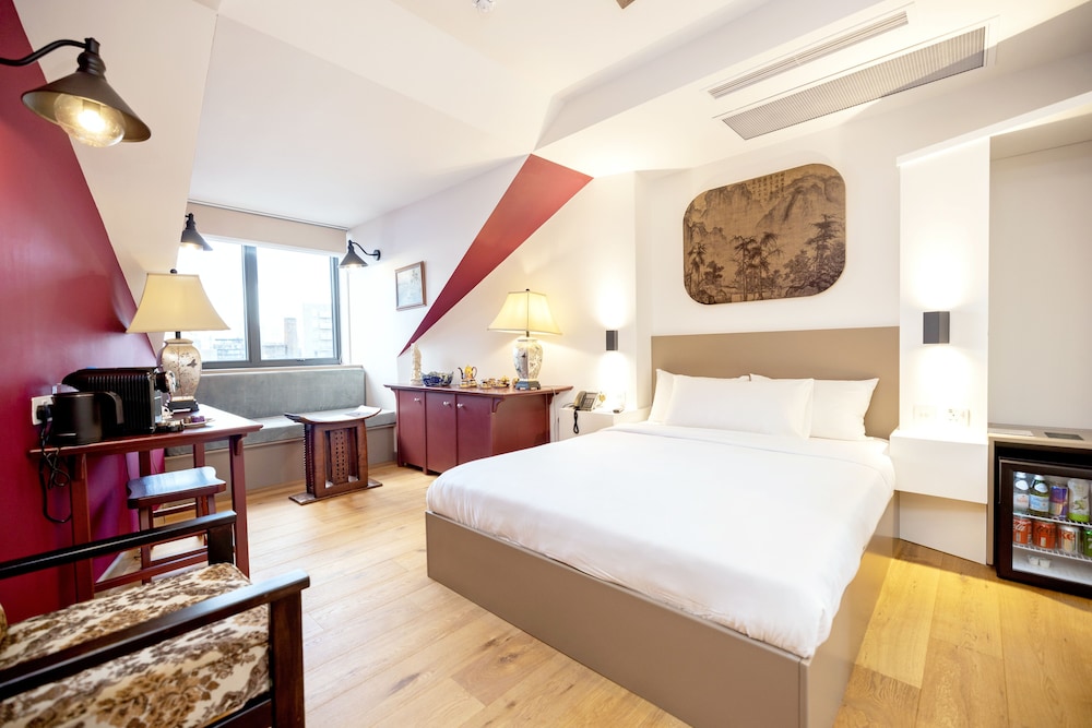 DELUXE, KING BED